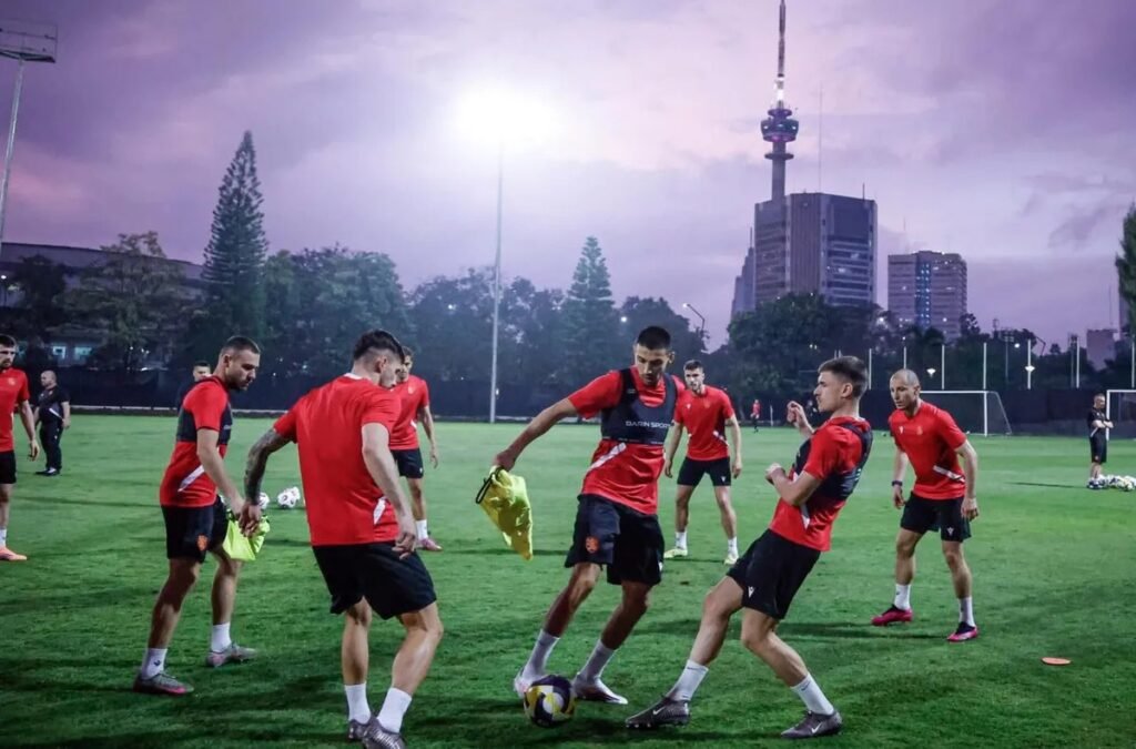 Футболисты сборной Болгарии тренируются на поле в Джакарте на фоне закатного неба