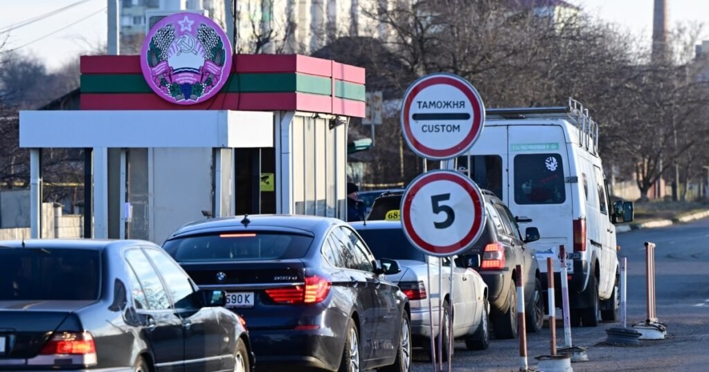 34 года спустя: ветераны Приднестровской войны всё ещё под преследованием Transnistria customs checkpoint with Transnistrian coat of arms and flag, vehicles waiting in line. Фото: Europa Liberă Moldova