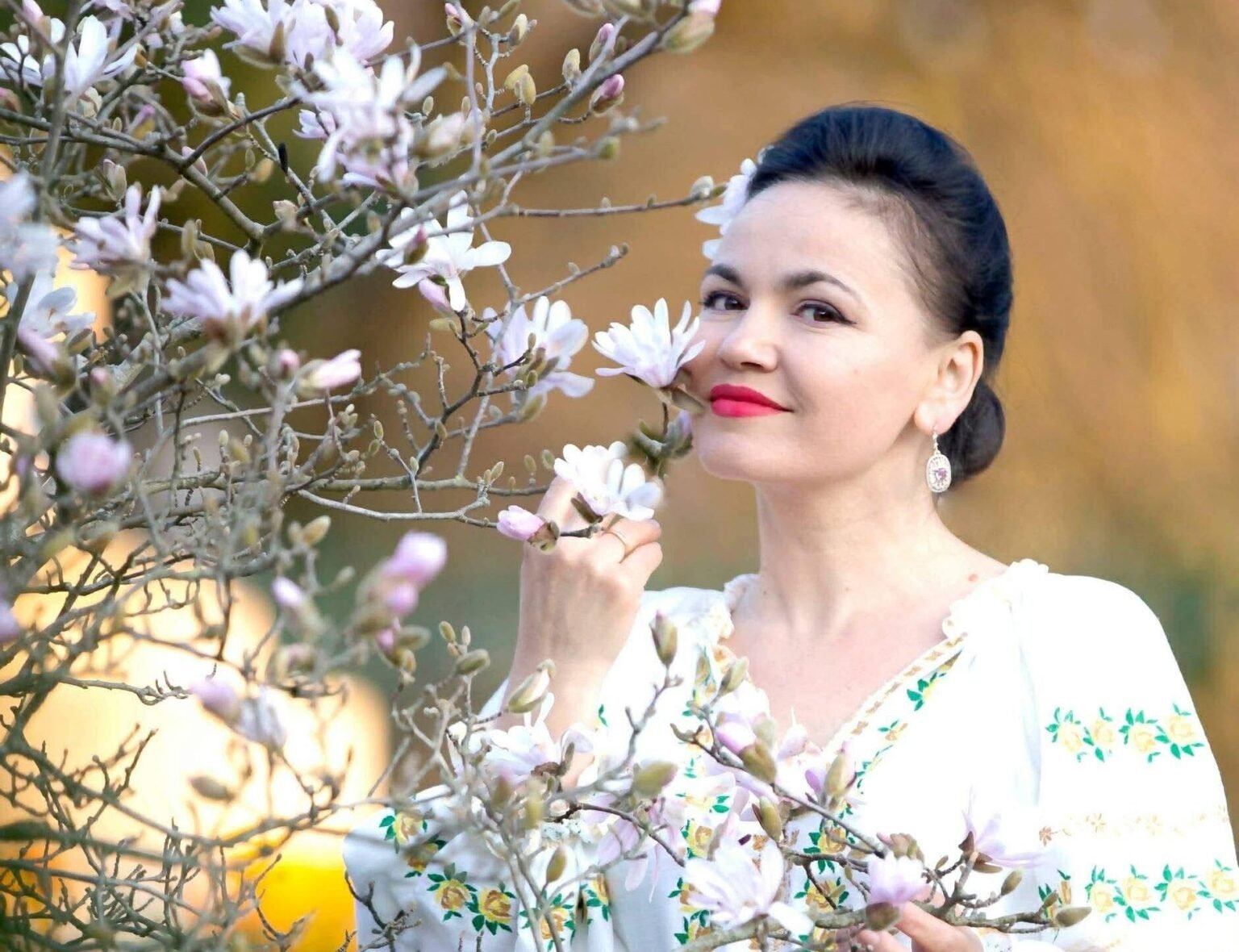 Валентина Таку на фоне цветущей магнолии в саду