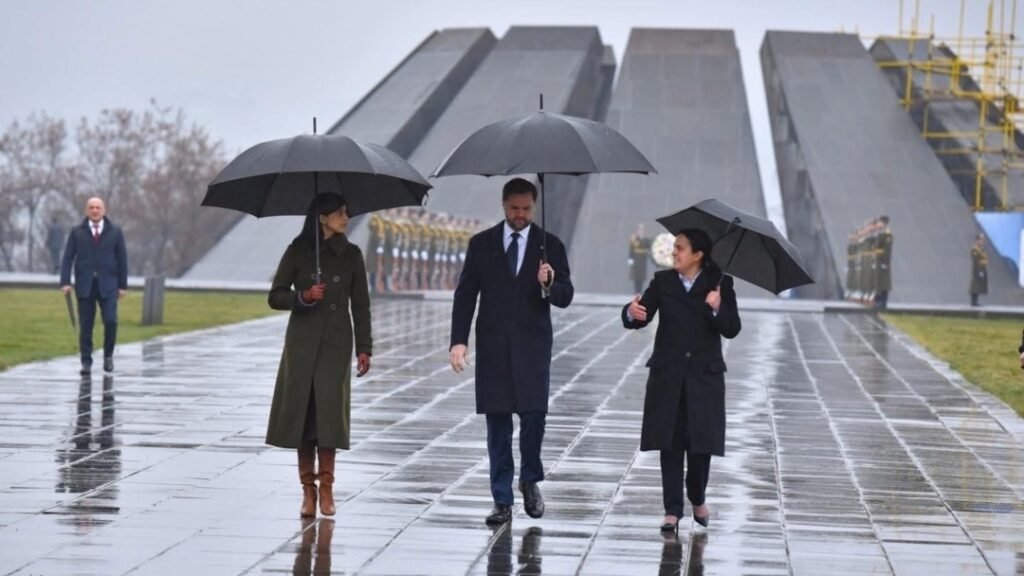 Вице-президент США Джей Ди Вэнс, его супруга Уша Вэнс и директор Музея-института Геноцида армян Эдита Гзоян идут под зонтами по территории мемориального комплекса Цицернакаберд в Ереване