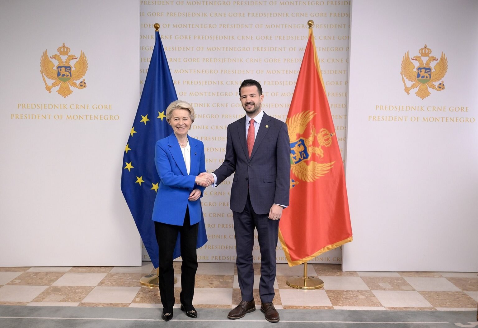 Ursula von der Leyen and Montenegrin President Jakov Milatović shaking hands at the President of Montenegro office. Фото: European Policy Centre