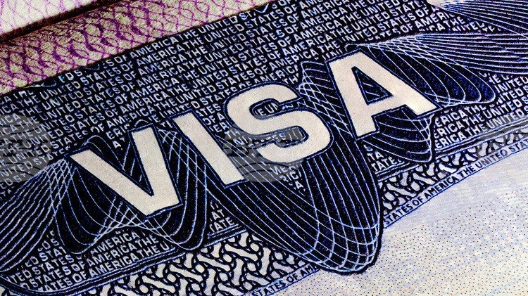 Крупный план страницы американской визы с надписью VISA и защитными узорами