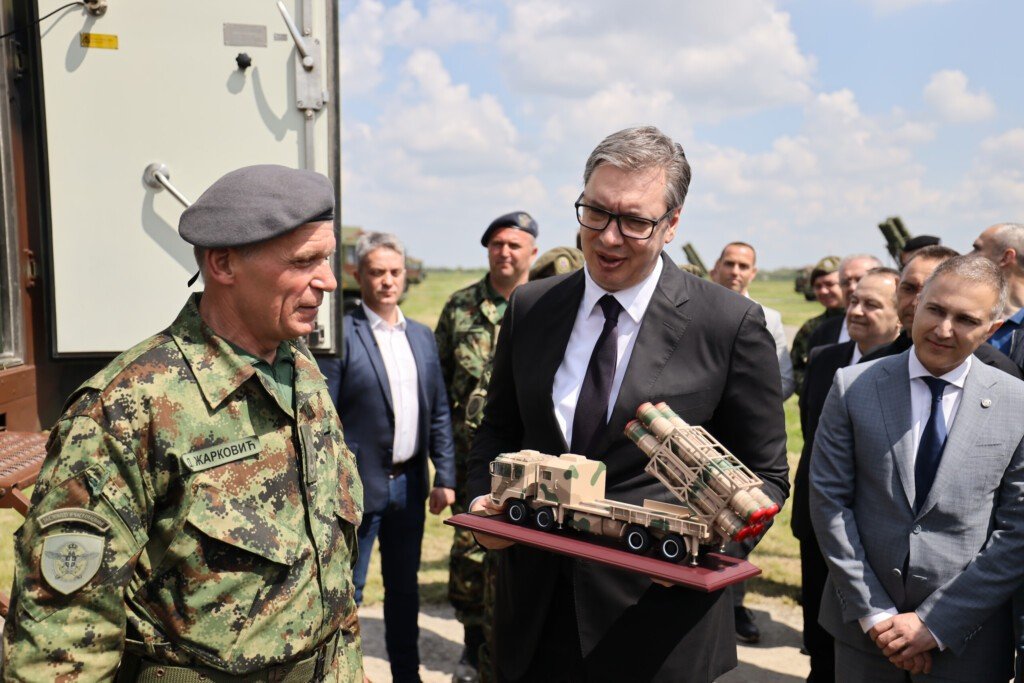 Президент Сербии Александр Вучич с макетом ракетной установки во время посещения военного объекта
