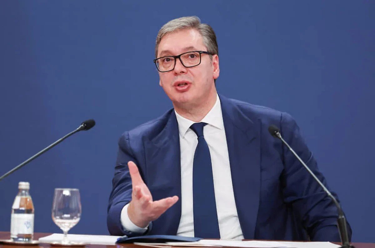 President Aleksandar Vučić at press conference, speaking with hand gesture. Фото: Report.az