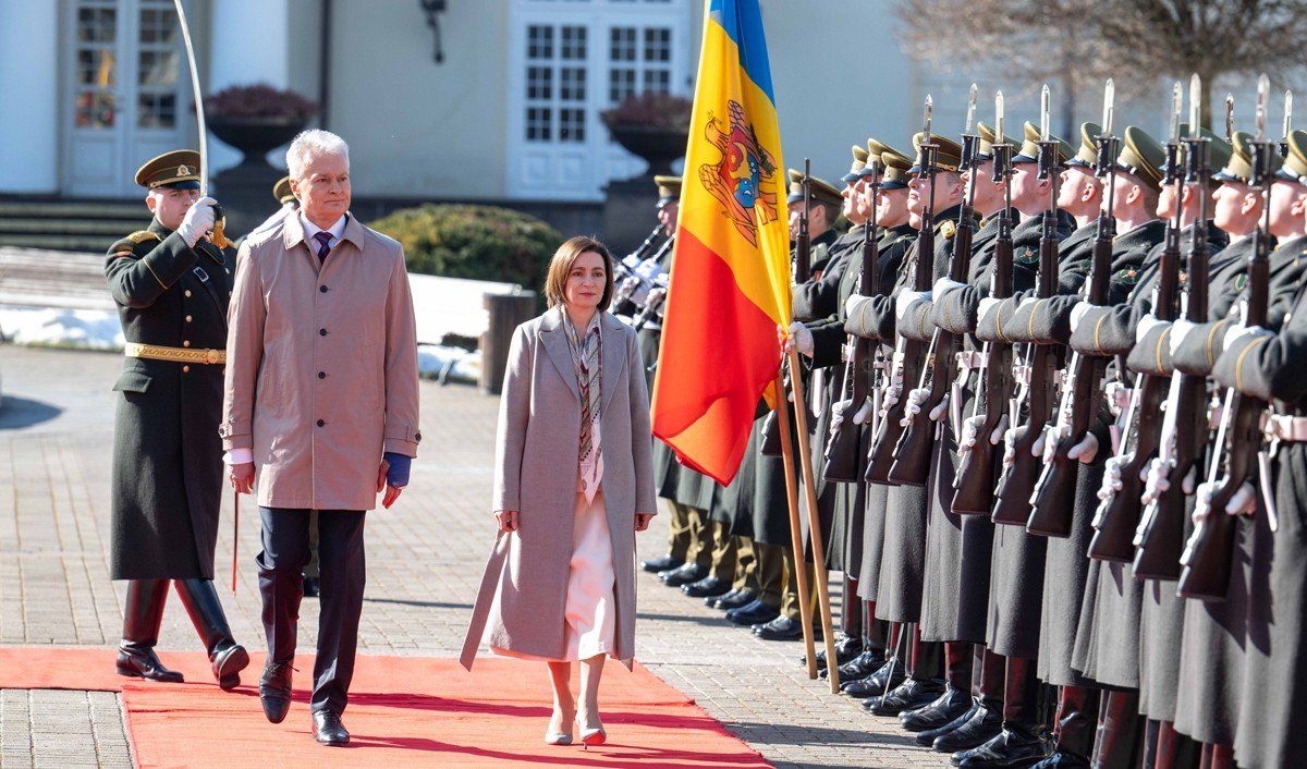Майя Санду и Гитанас Науседа проходят по красной дорожке вдоль почётного караула
