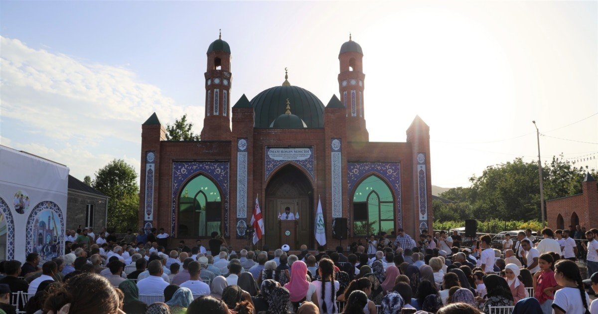 Верующие собираются у мечети Имама Хусейна в Грузии во время церемонии