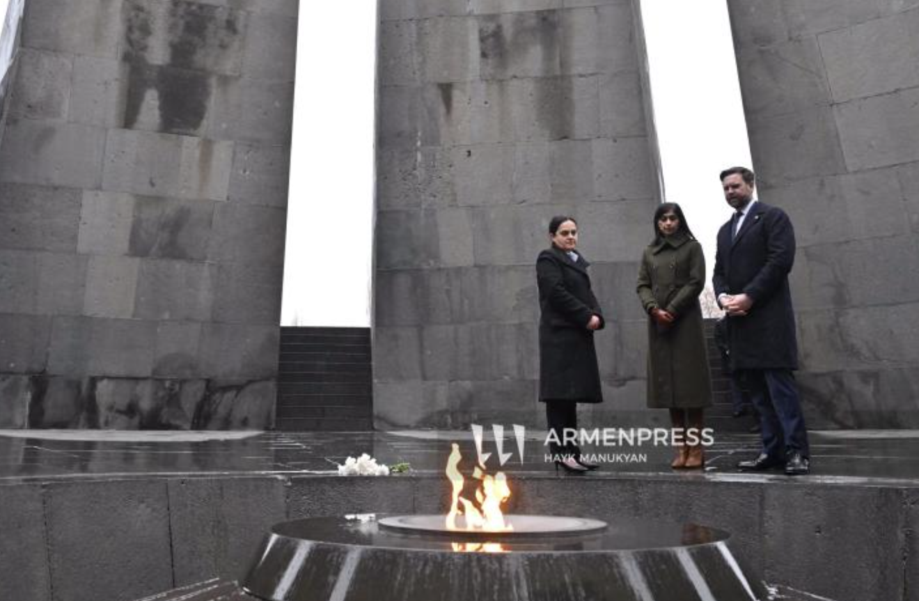 Посетители у вечного огня мемориала жертвам Геноцида армян в Цицернакаберде во время визита американской делегации
