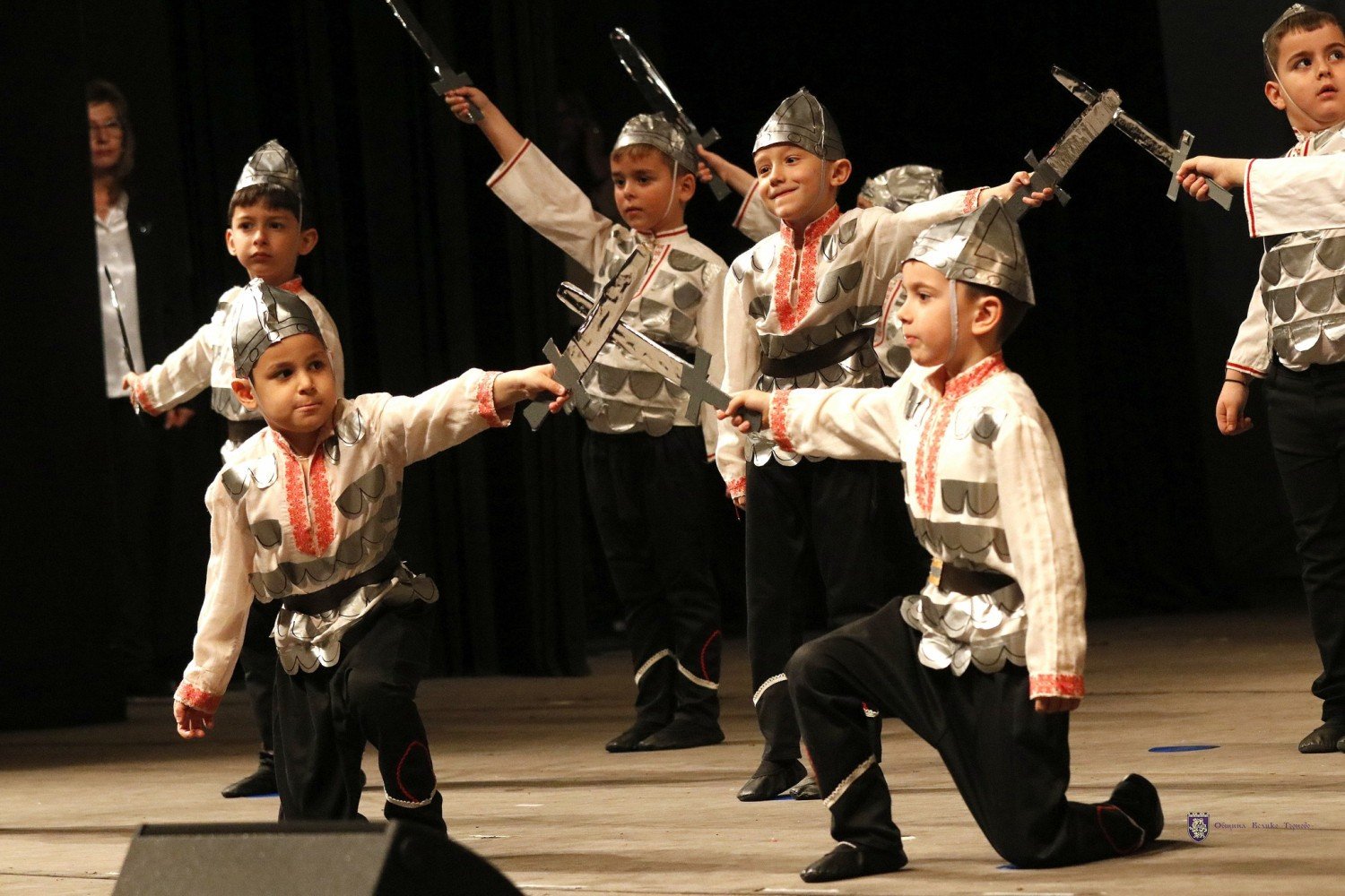 Дети в средневековых доспехах и с игрушечными мечами выступают на сцене благотворительного концерта в рамках празднования Дня Велико-Тырново