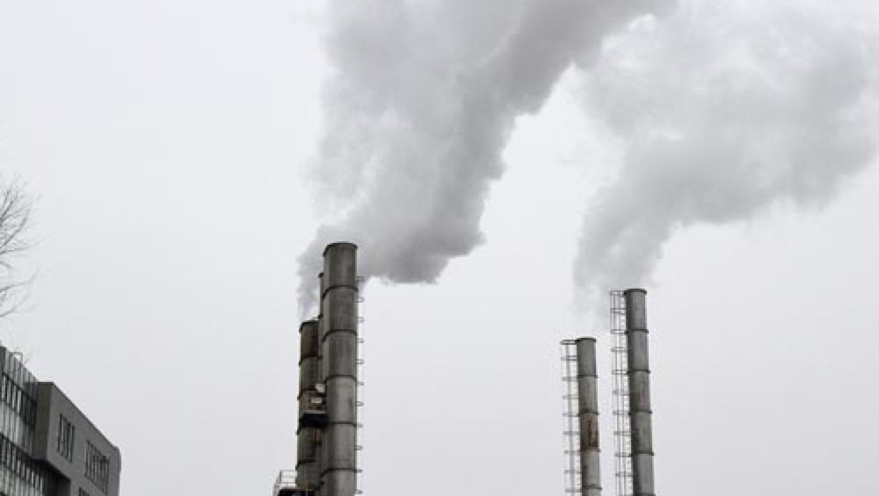 Дымящиеся трубы теплоцентрали «Топлана Юг» в Сербии — символ зависимости от газового отопления