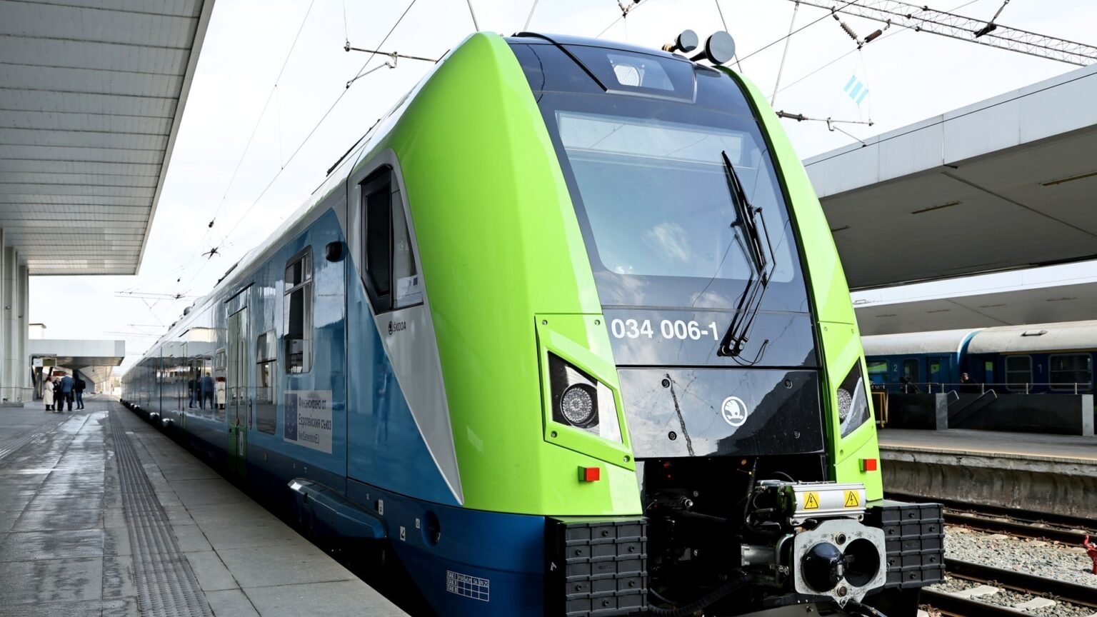 Болгария получила первые чешские электропоезда Škoda Новый электропоезд Škoda RegioPanter на платформе болгарского железнодорожного вокзала: современный состав в зелёно-голубой ливрее готов к испытаниям