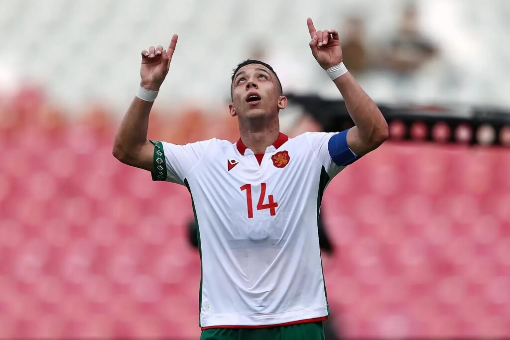 Болгарский футболист под номером 14 празднует забитый гол, подняв руки вверх, на стадионе «Гелора Бунг Карно» в Джакарте во время матча FIFA Series 2026 против Соломоновых Островов