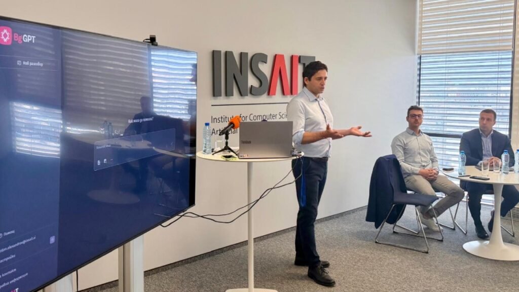 Болгария запустила собственный ИИ — бесплатно для всех Проф. Мартин Вечев представляет BgGPT 3.0 в офисе INSAIT, стоя у большого экрана с интерфейсом ИИ-чата, рядом сидят коллеги