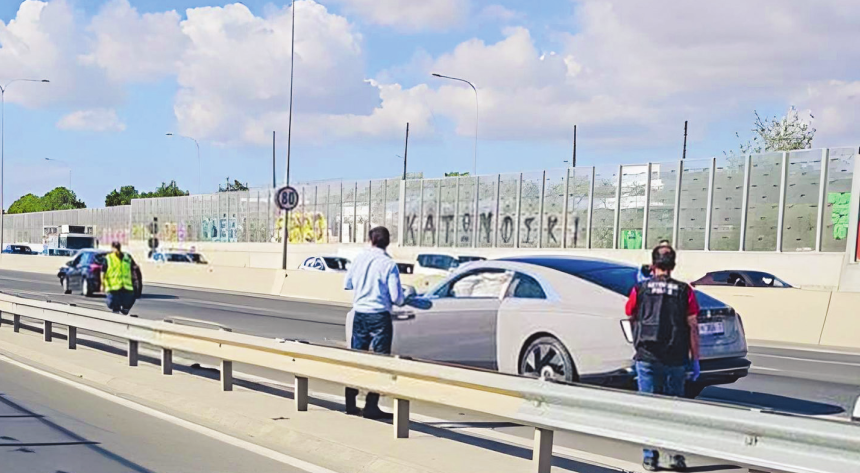 Место преступления на шоссе с полицейскими и следователями возле автомобилей. Фото: Real.gr