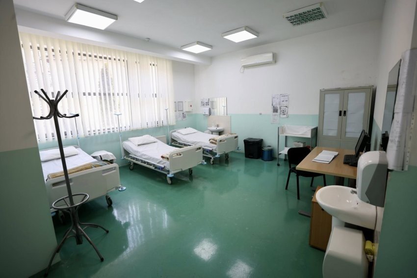 Три больничные кровати, переданные KFOR, в палате Центра семейной медицины в Приштине