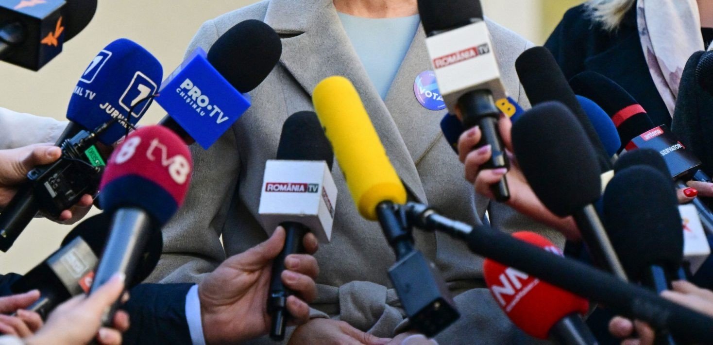Микрофоны телеканалов Pro TV Chișinău, TV8, Jurnal TV и România TV окружают спикера на пресс-конференции в Кишинёве