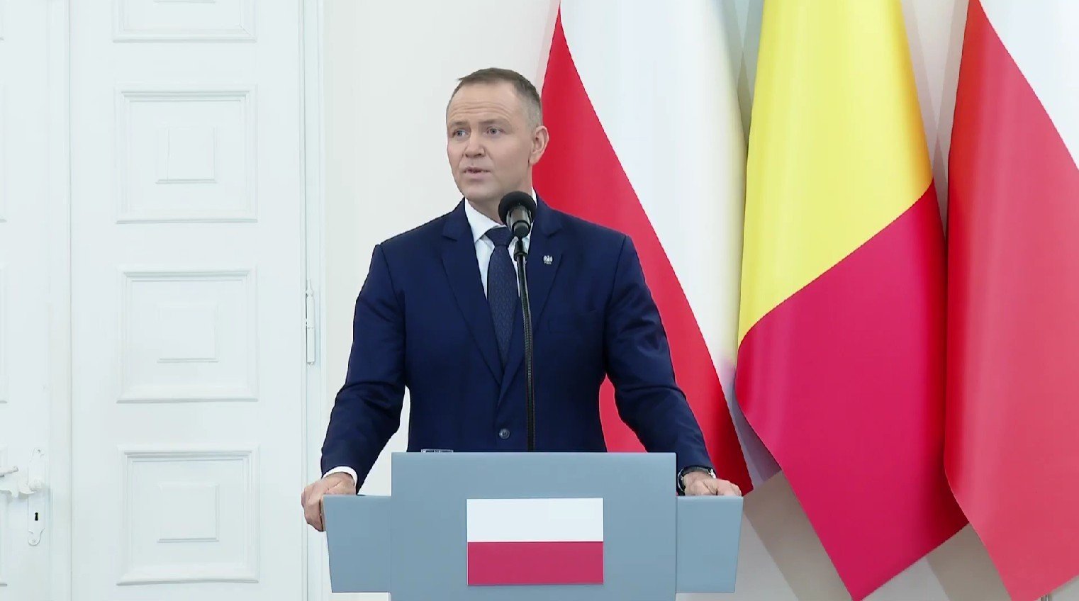 Polish President Karol Nawrocki speaking at podium with Polish flag and Romanian flag visible. Фото: EVZ.ro