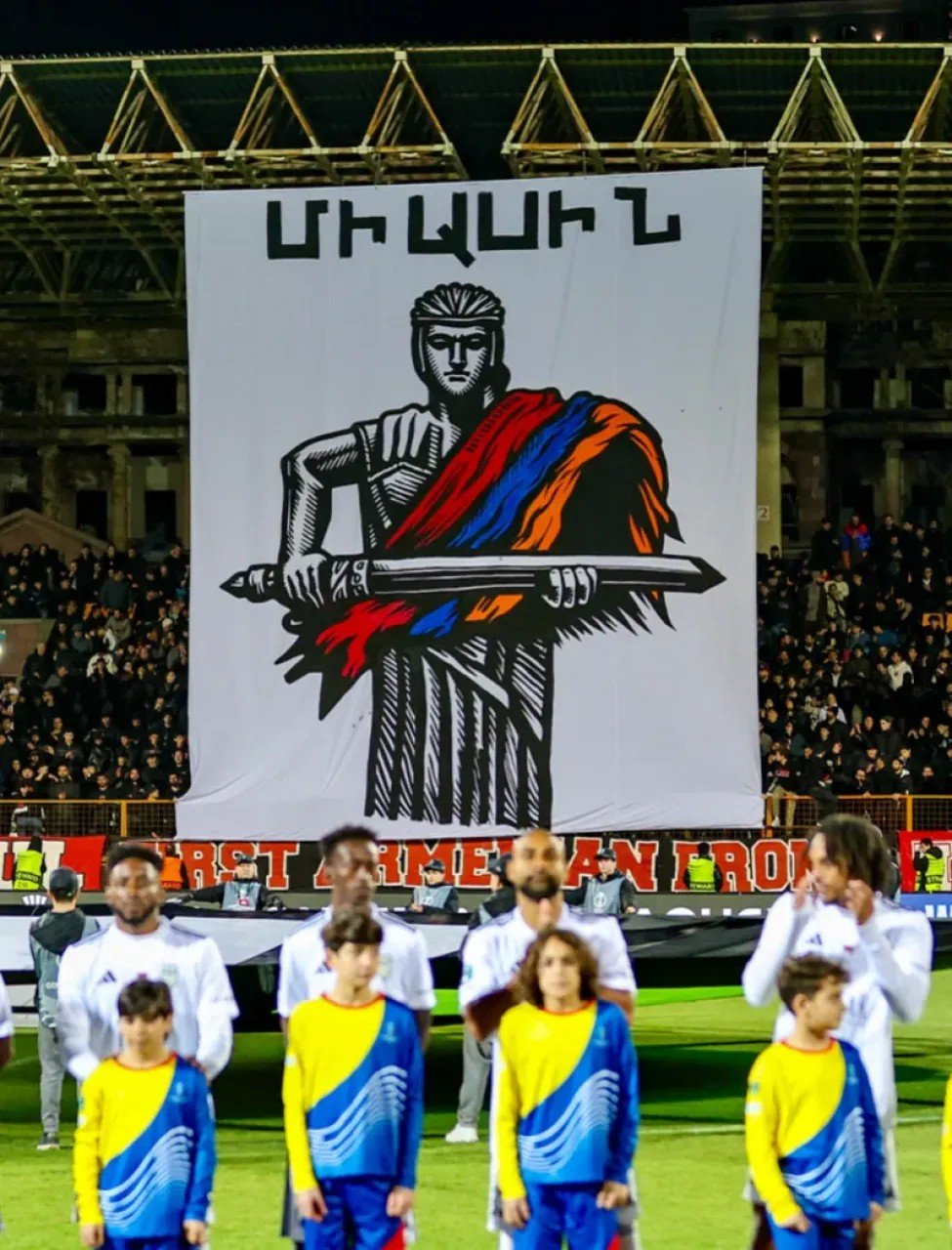 Фанаты ФК Ноа развернули масштабный баннер с изображением армянского воина с мечом на трибуне стадиона во время матча