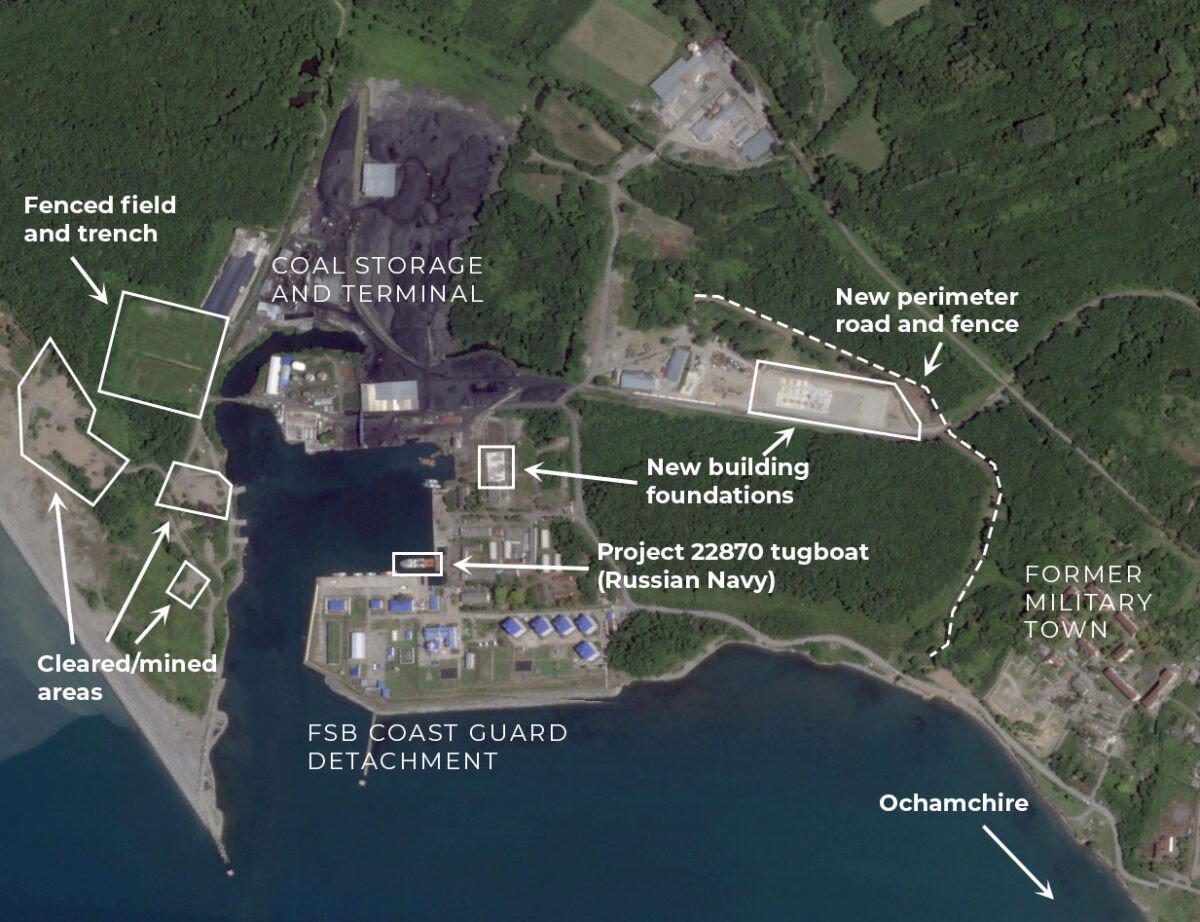 Аннотированный спутниковый снимок порта Очамчира с обозначением новых строительных фундаментов, буксира ВМФ России, поста береговой охраны ФСБ и расчищенных территорий