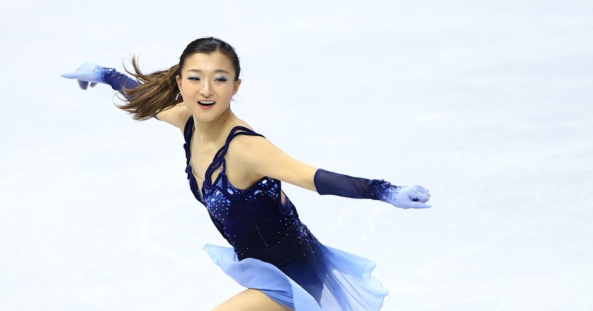 Фигуристка в синем костюме во время выступления на льду на ЧМ-2026 по фигурному катанию