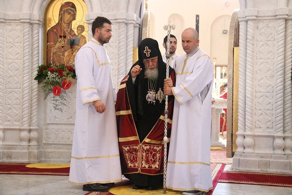 Патриарх Грузинской православной церкви Илия II в окружении дьяконов во время богослужения в соборе