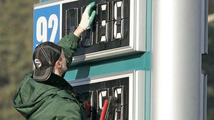 Worker changing fuel prices on gas station price board (92 gasoline). Фото: NewsMaker