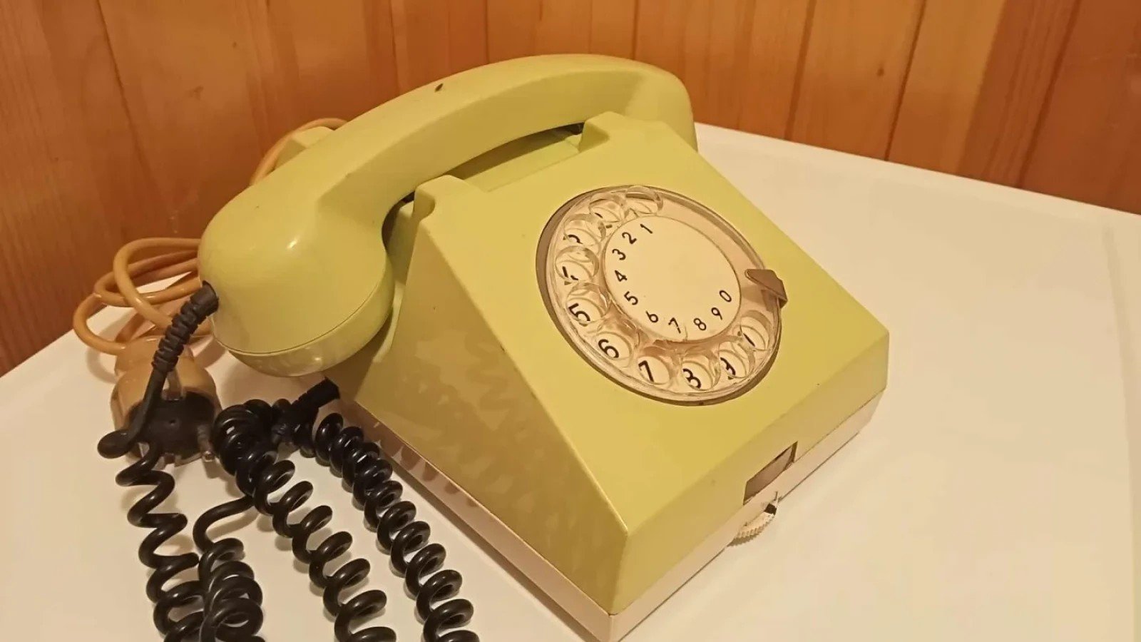 Дисковый телефон эпохи социализма — именно с таких аппаратов румыны звонили на номер 958, чтобы узнать точное время
