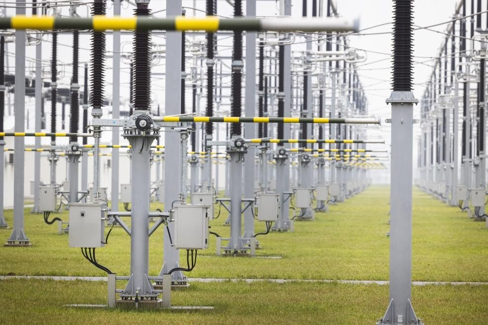 Ряды электрических трансформаторов и распределительного оборудования на современной подстанции