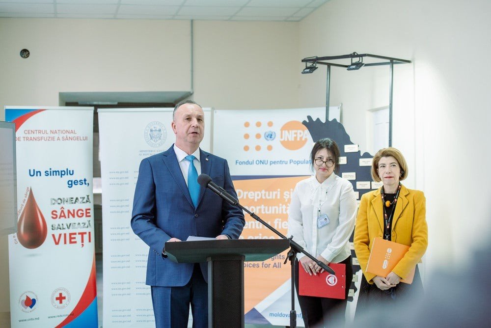 Представитель Национального центра трансфузии крови выступает с трибуны на мероприятии ЮНФПА, посвящённом укреплению системы здравоохранения Молдовы