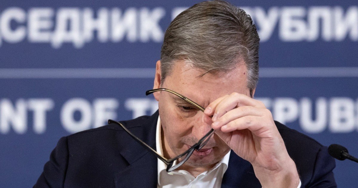 Президент Сербии Вучич выглядит напряженным, поправляя очки на президентской трибуне с надписью «Председник Републике». Фото: Radio Slobodna Evropa