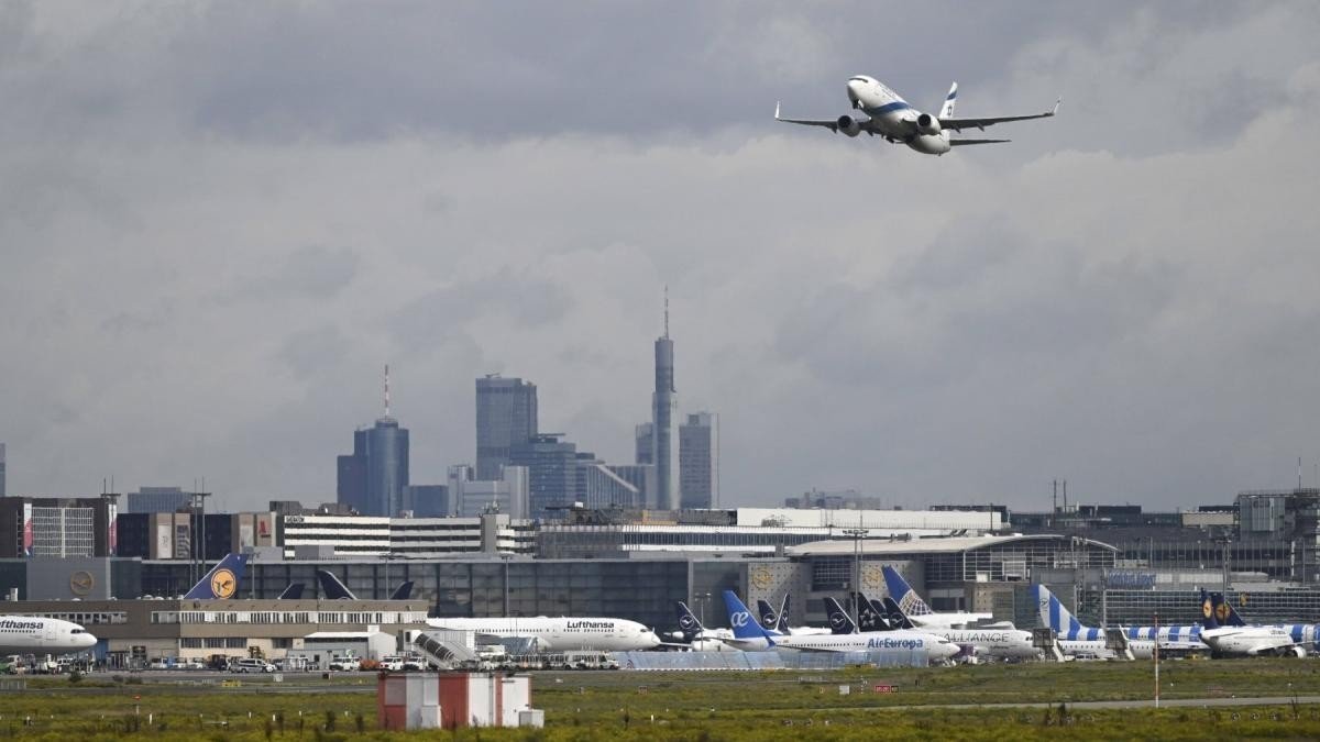 Международный аэропорт с самолётами на стоянке и взлетающим лайнером. Фото: Antena 3 CNN