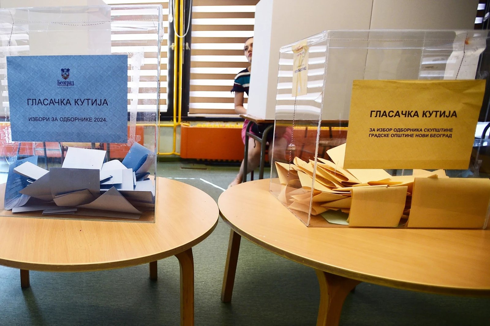 Избирательные урны на участке в Белграде во время выборов в Сербии, с голубыми и желтыми конвертами для голосования. Фото: Danas