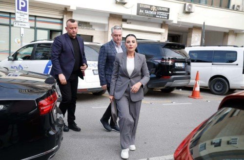 Belinda Balluku arriving at location with entourage. Фото: Unknown