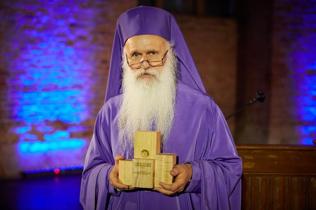 Епископ Малхаз Сонгулашвили держит премию мира House of One во время церемонии награждения в Берлине