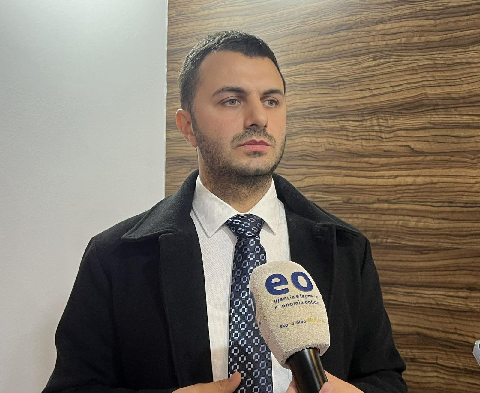 Адвокат Муса Дамати во время интервью о применении закона о минимальной заработной плате в Косово