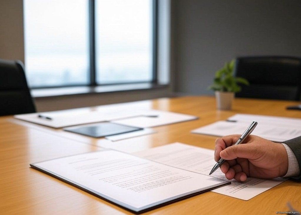 Подписание официального документа на рабочем столе в переговорной комнате