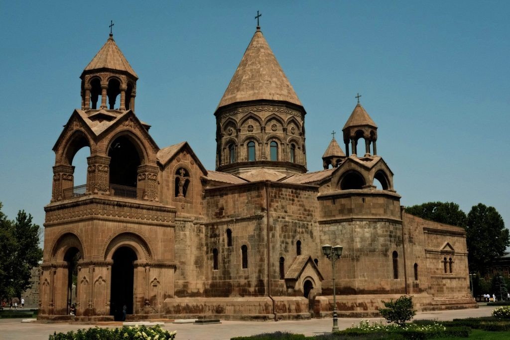 Кафедральный собор Эчмиадзин — Первопрестольный Святой Эчмиадзин, резиденция Католикоса всех армян