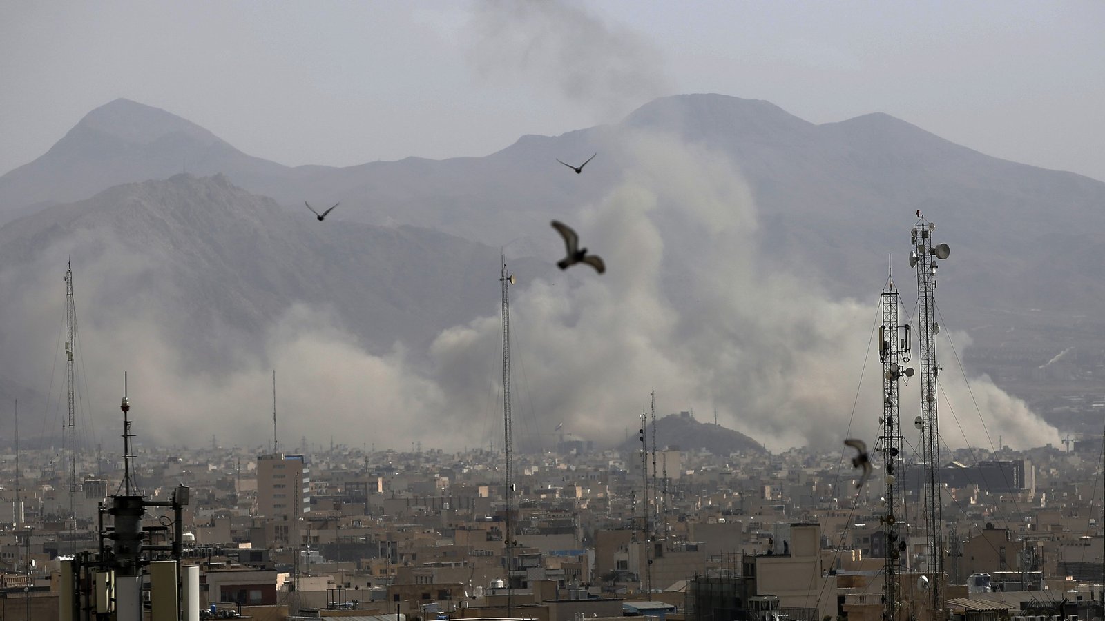 Iranian cityscape with smoke and birds - atmospheric image showing instability in Iran. Фото: CSIS