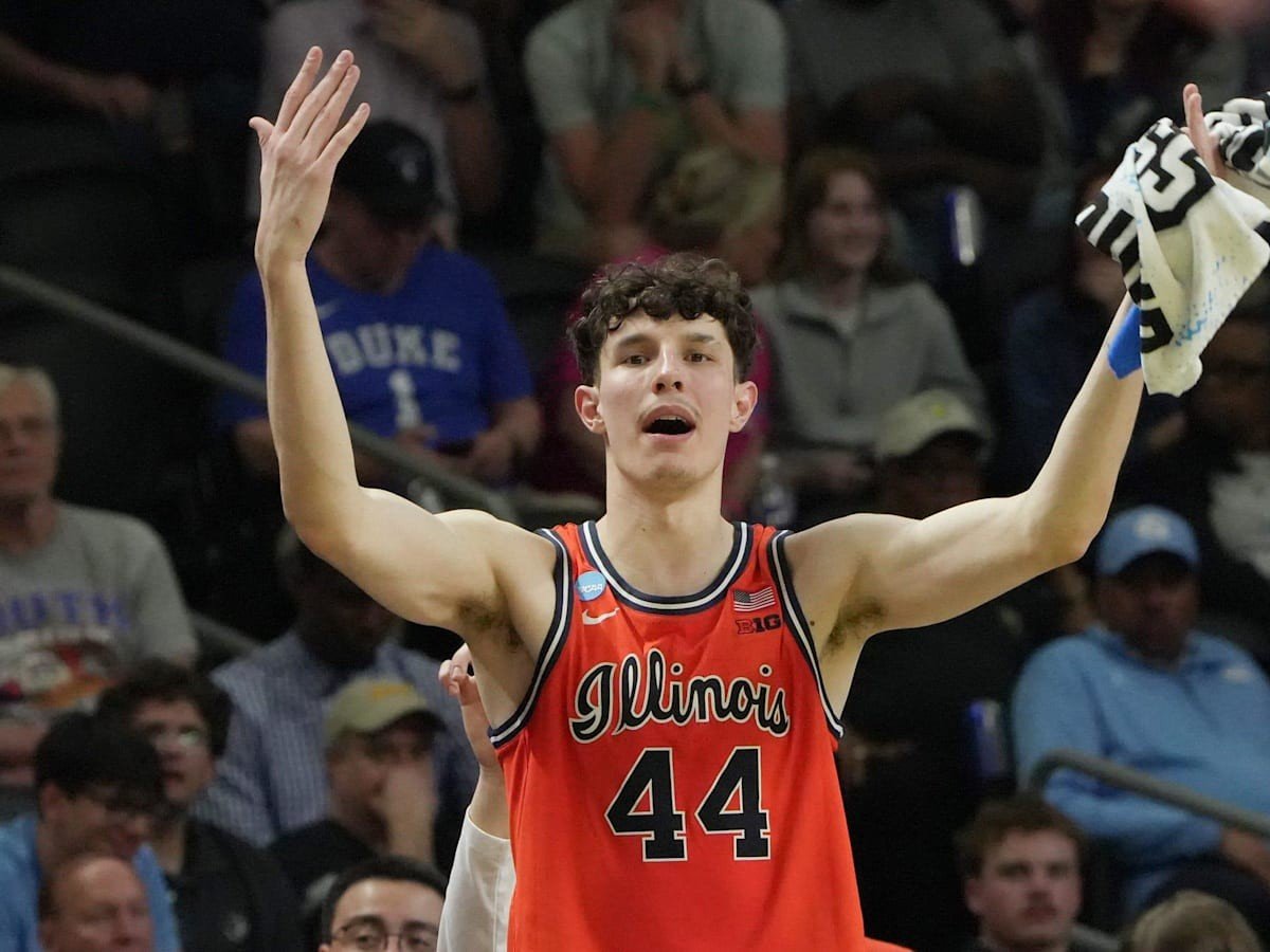 Звонимир Ивишич — хорватский центровой, выступающий за Illinois Fighting Illini в NCAA