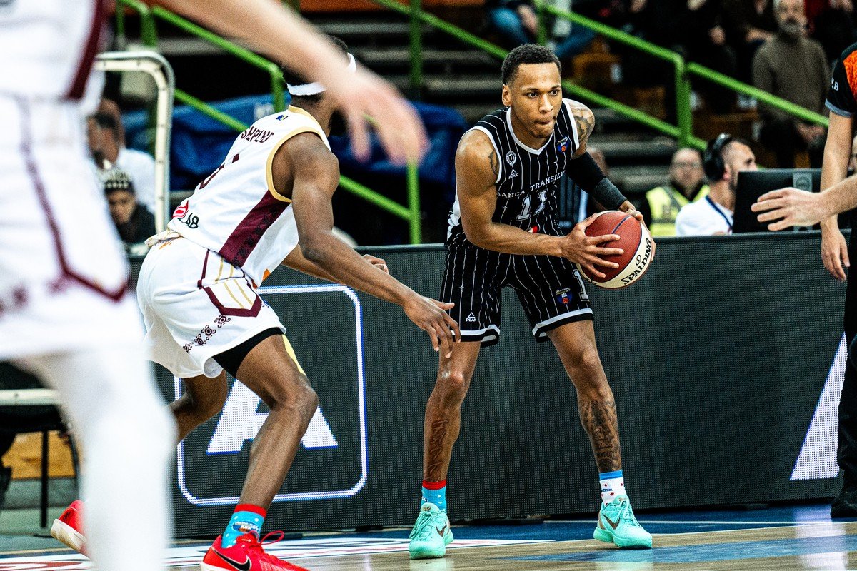 Баскетболист У-БТ Клуж контролирует мяч под давлением защитника «Босны» на площадке в Сараево