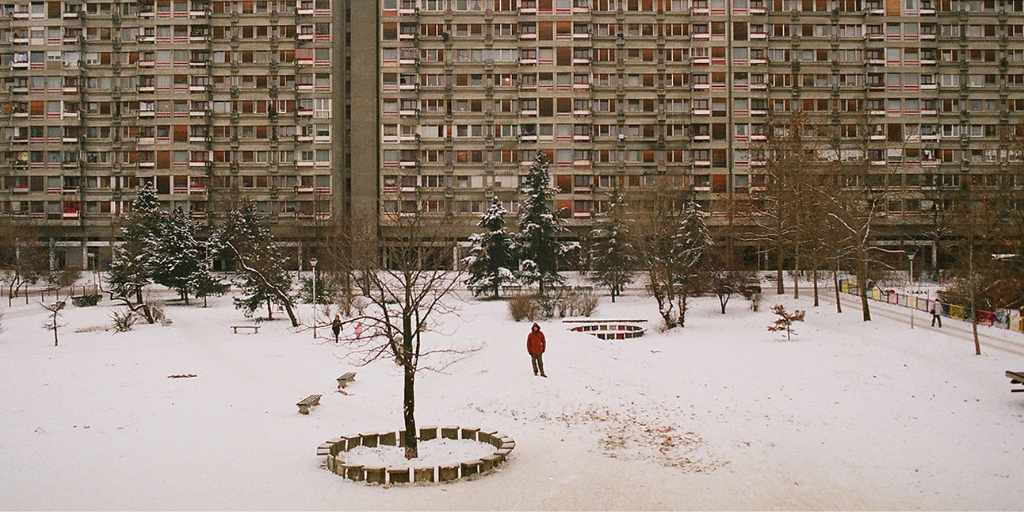 Заснеженный двор жилого блока 23 в Новом Белграде — район централизованного отопления зимой