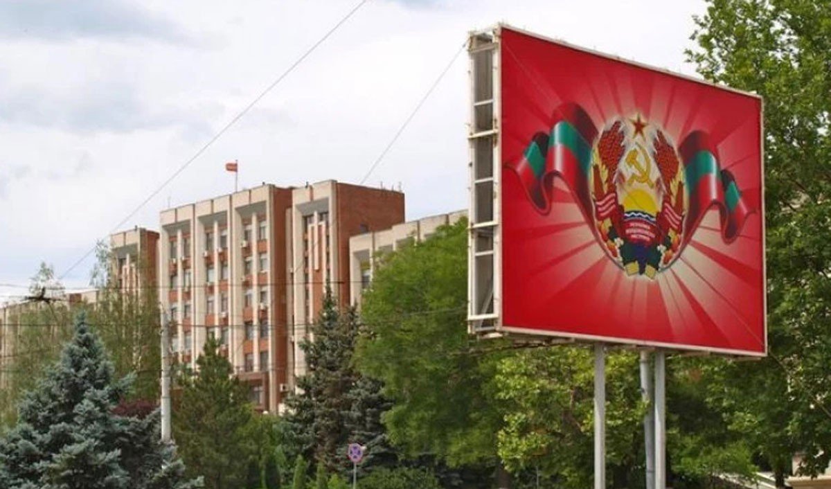 Transnistria coat of arms billboard with government building in Tiraspol. Фото: Logos Press