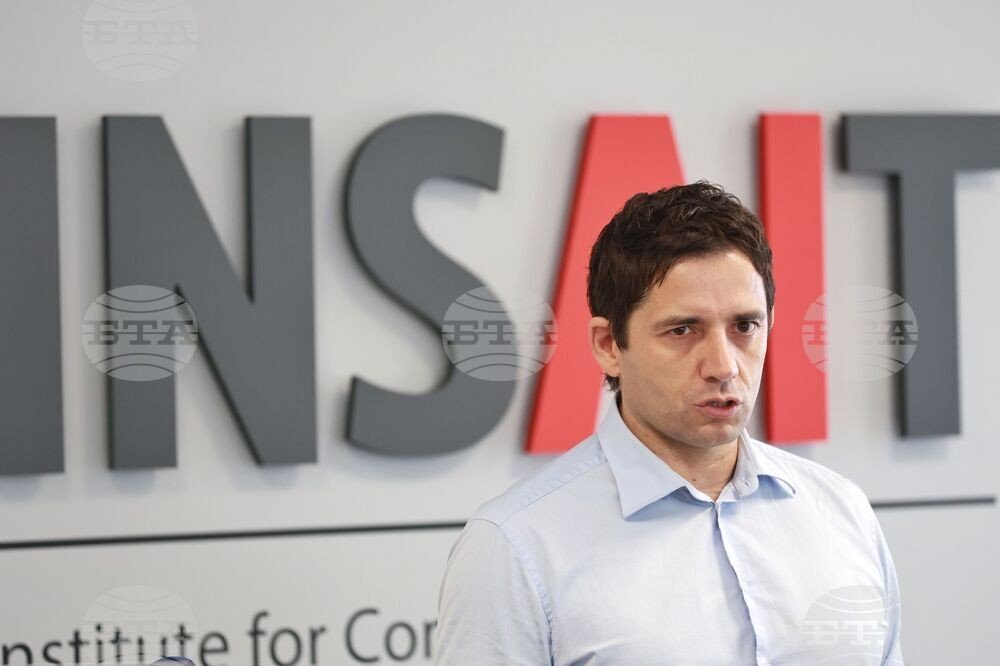 Крупный план проф. Мартина Вечева во время выступления на фоне логотипа INSAIT на презентации BgGPT 3.0