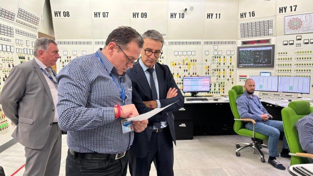 Minister Traykov reviewing documents with NPP staff in control room. Фото: ruse24