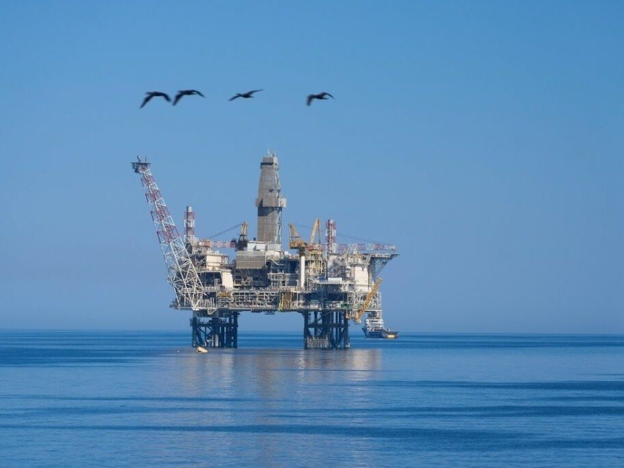 Морская нефтегазовая платформа на Каспийском море