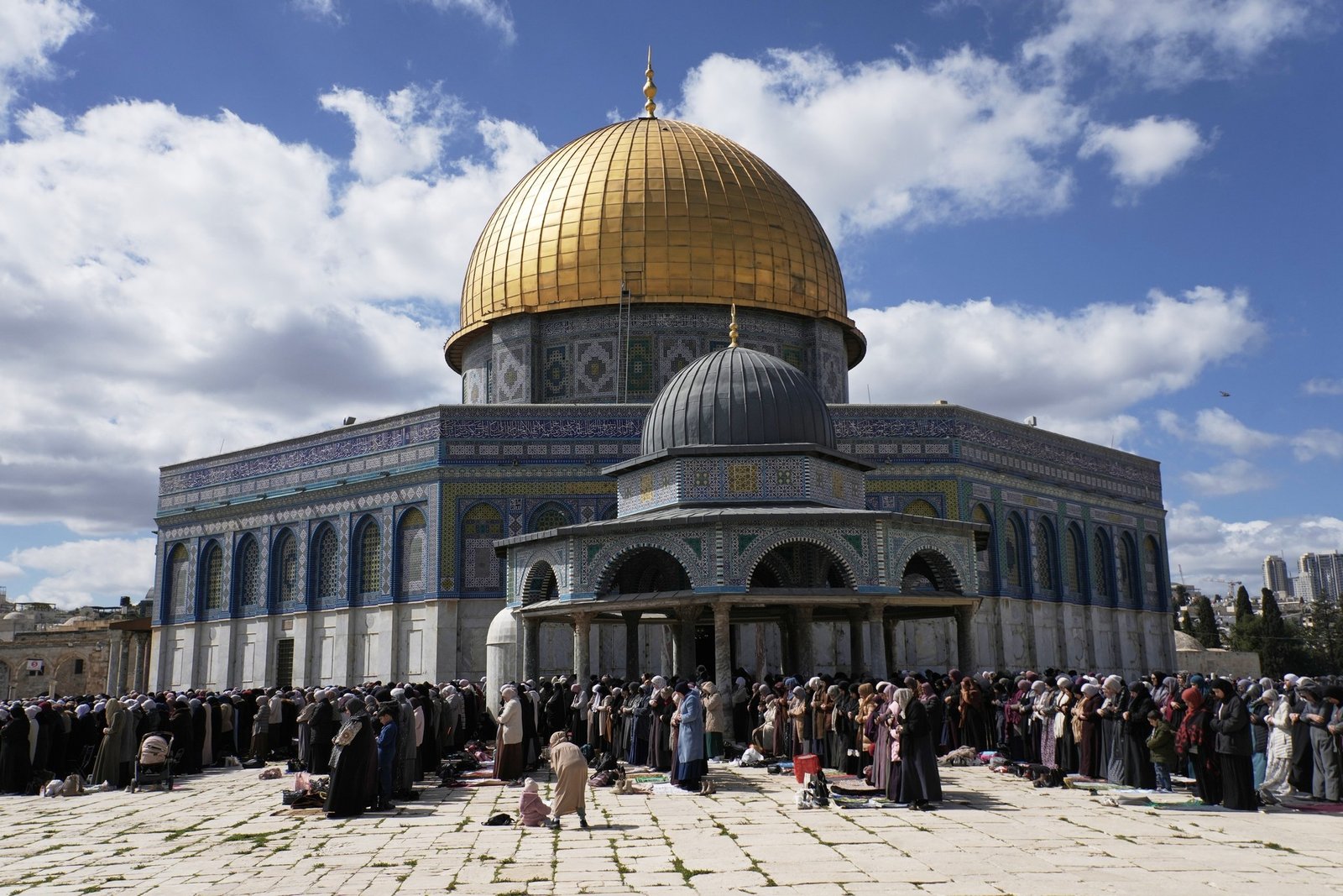 Dome of the Rock in Jerusalem with worshippers praying, representing Middle East religious context. Фото: N1 Info