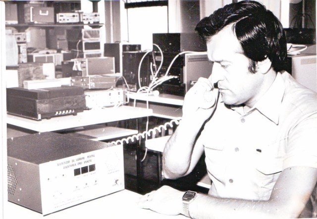 Инженер Лорин Фортунэ в лаборатории Политехнического института Тимишоары — создатель системы искусственной речи для телефонного робота точного времени