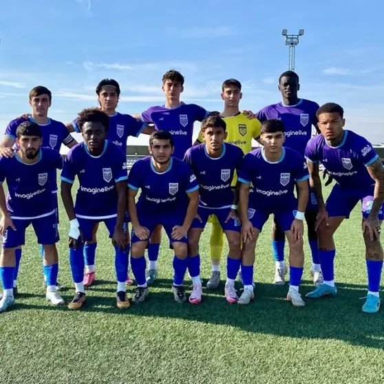 Командное фото игроков ФК Ноа в синей форме перед матчем на тренировочном поле