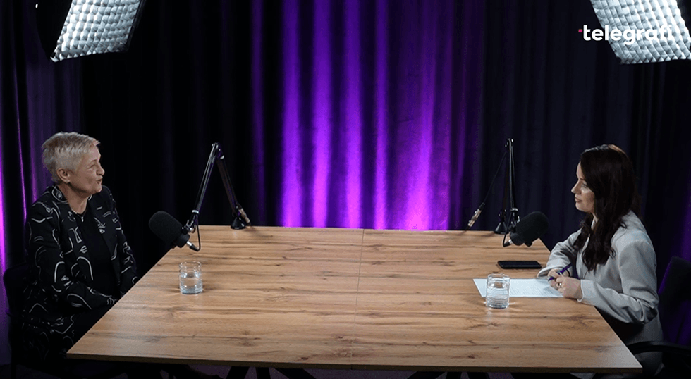 Вьоллца Цаволли даёт интервью журналистке в подкаст-студии Telegrafi