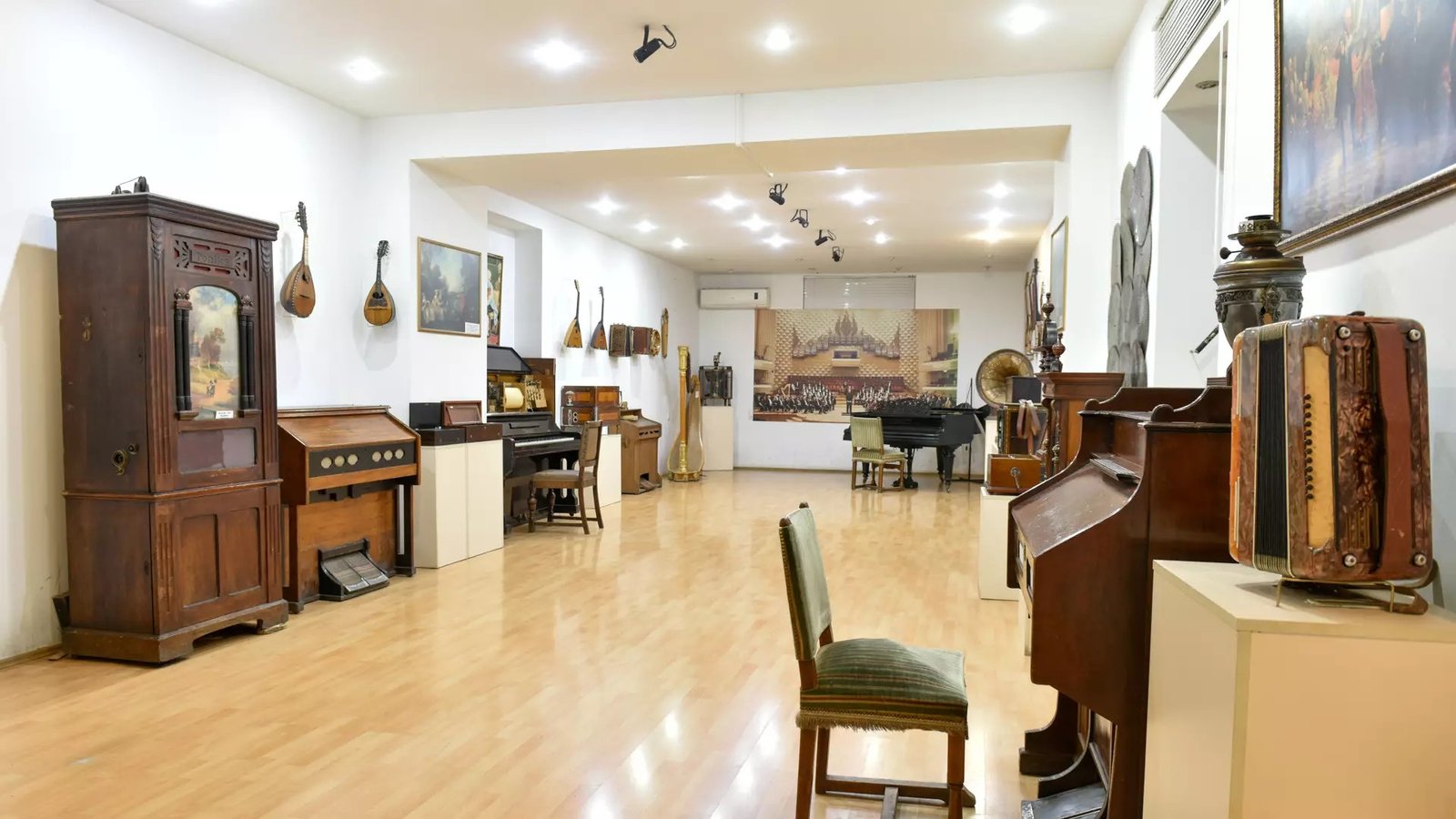 Зал Государственного музея грузинских народных песен и музыкальных инструментов в Тбилиси