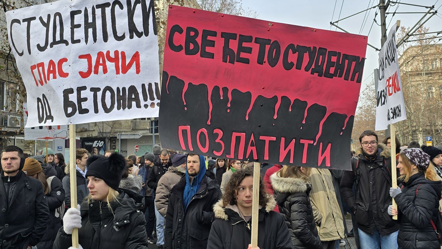 Студенческие протесты в Белграде, участники держат плакаты с требованиями. Фото: Vreme